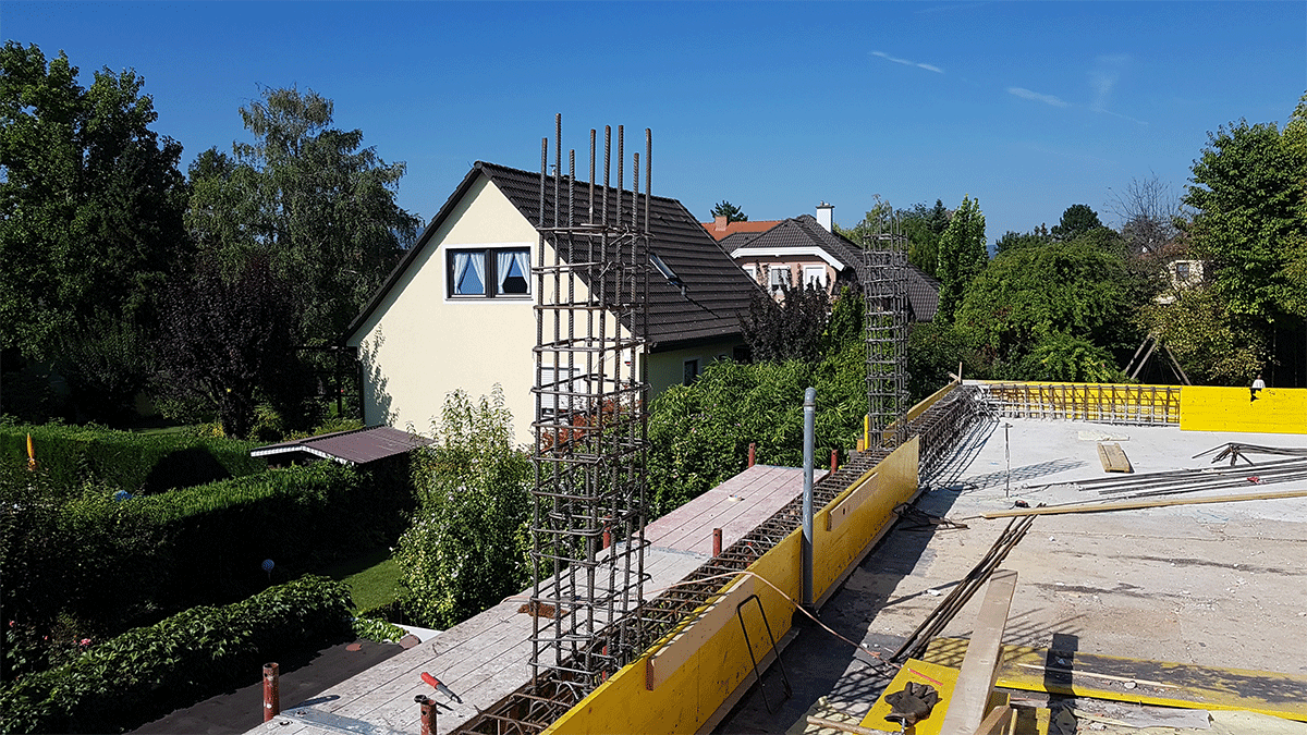 Errichtung der Stahlbetonstützen für den Dachaufbau