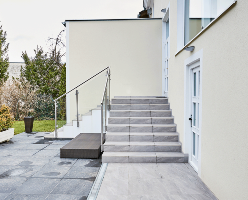 Außenansicht des Hauses mit Treppe