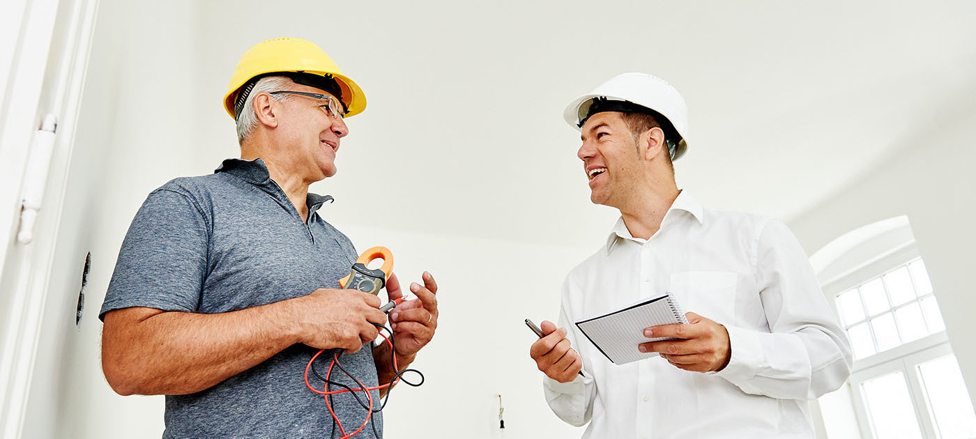 Baumeister und Polier besprechen die aktuelle Baustelle