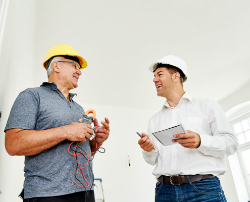 Baumeister und Polier besprechen die aktuelle Baustelle