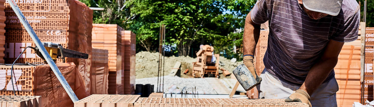 Ein Mitarbeiter bei der Errichtung der Mauer