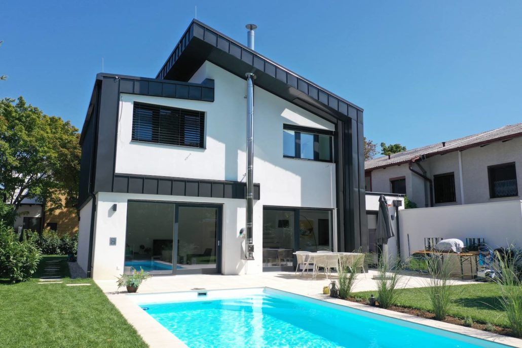 Blick auf den Haus Neubau in Mödling mit Pool im Vordergrund