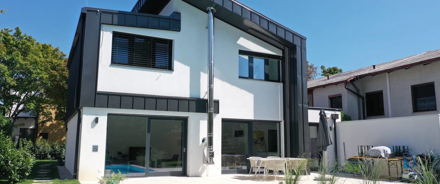 Blick auf den Haus Neubau in Mödling mit Pool im Vordergrund