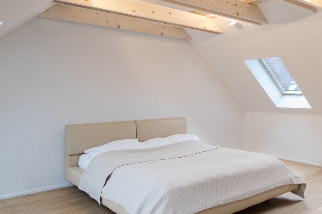 Modernes Schlafzimmer mit Deckenbalken