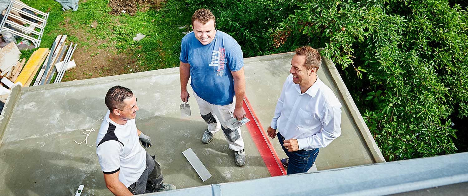 Christoph Krickl mit seinem Team auf der Baustelle