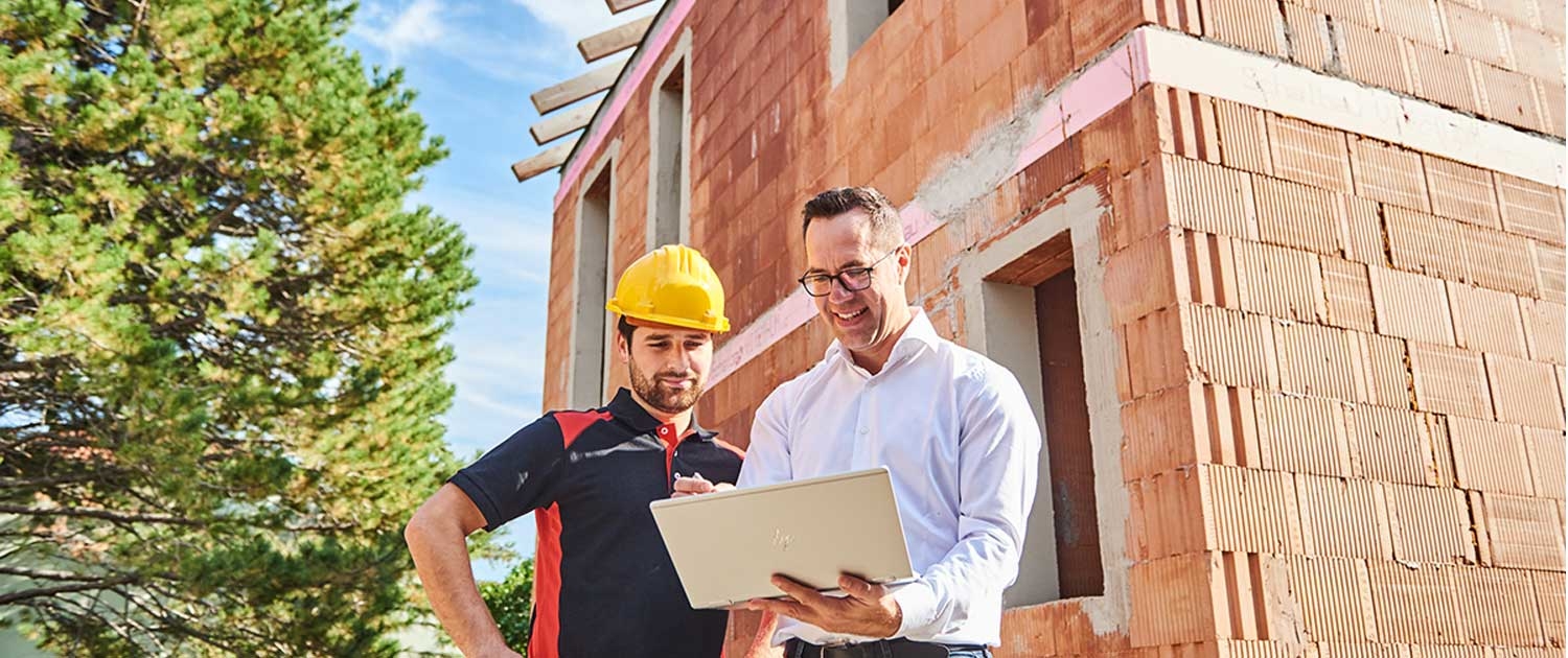 Christoph Krickl mit einem Mitarbeiter auf einer Baustelle